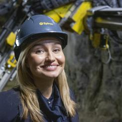 Ebba Busch vid ett besök i Epirocs testgruva i Sickla. Foto: Elima Mwinyipembe/Regeringskansliet