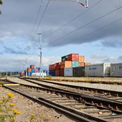 Den nya bron ska byggas över järnvägen och syftar till att förbättra tillgängligheten till Haraholmens industriområde och Piteå Hamn. Foto: Maria Fäldt