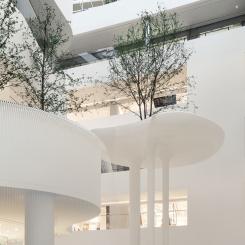 Till Hyundai Seoul vallfärdar shoppingsugna i Sydkoreas huvudstad Seoul. På bilden syns bottenvåningens atrium med vattenfallsträdgården. Foto: Yongjoon Choi Photography