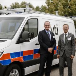 Tomas Svensson, generaldirektör VTI, och Andreas Carlson, infrastruktur- och bostadsminister, vid invigningen av den nya vägytemätbilen.​​​​​​​ Foto: VTI Foto: VTI