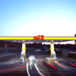 Den första Shell-skylten monterades nyligen ner på stationen i Grorud i Oslo. Istället sattes St1:s röda logotyp upp – ett tydligt tecken på det varumärkesskifte som nu rullar ut över hela landet. Foto: St1
