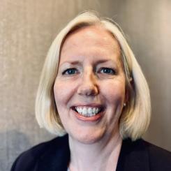 Agnete Johnsgaard-Lewis säger :
– Människor behöver ha förtroende för att om de väljer järnvägen så kommer de dit de behöver på ett bra och säkert sätt. Att resa med tåg är hållbart och jag ser fram emot att bidra till att fortsätta bygga förtroende för järnvägen, så att fler väljer tåget. Foto: Stine Strachan, Bane NOR