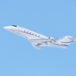 "Det osäkra omvärldsläget, med bland annat kriget i Mellanöstern och störningarna i Hormuzsundet, gör att flygbränslepriserna stiger kraftigt och påverkar hela luftfarten. Flyget är en vital del av Sveriges transportsystem, särskilt för avlägsna och glest befolkade regioner i Sverige", säger Helena Gellerman, trafikpolitisk talesperson. Foto: Niklas Jonasson/Unsplash