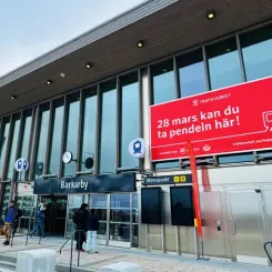 Nyligen öppnade det nya stationshuset som ligger på den norra sidan av stationen vid Veddestabron i Barkarby. Foto: Trafikverket, Ann Sandén