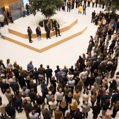 På scen från vänster: Carl-Johan Bergholm, chef för Saabs affärsområde Surveillance, Micael Johansson, vd Saab, Martin Eliasson, ordförande i byggnadsnämnden Solna stad, Johan Zachrisson, affärsutvecklingschef på Fabege. Foto: Fabege