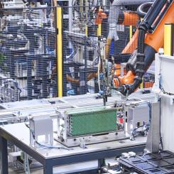 Produktionsprocessen för batteripaketen, inklusive insättningen av moduler, är förhållandevis enkel och överlåts också till industrirobotar för att säkerställa tillförlitlighet och hantering av vikt. Det är mycket få manuella arbetsmoment överlag, främst handlar det om att mata in material och sköta maskinerna. Ungefär var 20:e minut färdigställer produktionslinjen ett batteripaket med 9 moduler. Foto: Borgwarner Company