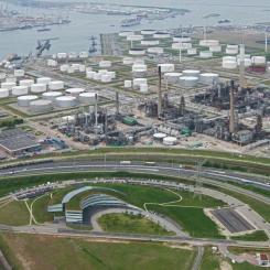 BP:s raffinaderi. H2-Fifty tillkännagavs 2022 som ett samarbete mellan BP och HyCC. Anläggningen planeras i Rotterdams hamn och skulle, med en kapacitet på 250 megawatt, kunna producera cirka 30 000 ton grön vätgas per år. Det motsvarar hela behovet av importerad grå vätgas till BPs raffinaderi i området. Foto: BP