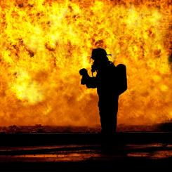 Cirka 100 personer omkommer vid bränder varje år. Ett väl fungerande brandskydd minskar riskan för att liv går till spillo och byggnader totalförstörs. Foto: Bengt Jansson