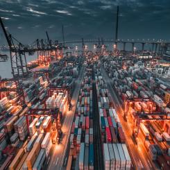 Företag som satsar på tillväxt ser teknikinvesteringar som en avgörande faktor för att hantera olika utmaningar inom internationell handel. Foto: timelab/unsplash