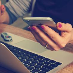 På grund av den snabba AI-utvecklingen vill regeringen samla digitaliseringsfrågor i en ny Digitaliseringsmyndighet från 2027. Foto: firmbee-com/Unsplash