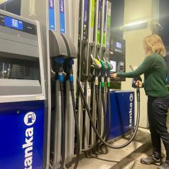 Sverige har i nuläget ingen brist på drivmedel, men stigande priser och störningar i leveranser kan snabbt förändra situationen. Foto: Stina Wickenberg