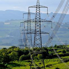 Tysklands elnät och kraftledningar är föremål för debatt och utmaningar, särskilt när det gäller tillförlitlighet och hur väl det matchar landets energibehov. Tysklands energipolitik, inklusive avvecklingen av kärnkraft och beroendet av fossila bränslen, har lett till både produktionstoppar och bristperioder. Dessutom har avsaknaden av tydliga elområden i Tyskland kritiserats för att inte ge korrekta prissignaler och bidra till högre elpriser, vilket påverkar både landet och dess grannar. Symbolbild: Creative Commons Lic. Kredit: WayneJackson