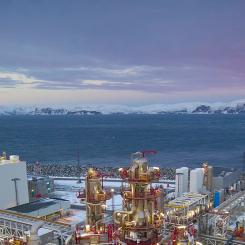 Equinors strategi bygger i stor utsträckning på att maximera värdet av redan utbyggda anläggningar, snarare än att satsa på helt nya fristående fält. Denna modell har blivit allt vanligare eftersom så kallade tie-backs och tie-ins är betydligt billigare och snabbare att genomföra än nya fullskaliga utvecklingsprojekt. Foto: Equinor