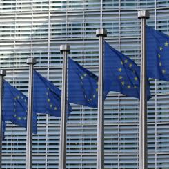 EU-flaggor vid EU-kommissionens Berlaymontbyggnad. Foto: Guillaume Périgois/Unsplash