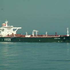 Fartyget Eventin, tidigare Storviken, är en dubbelbottnad tanker som är 274,4 meter lång och 48 meter bred. Bilden visar när fartyget anländer till Rotterdam. Dess transportkapacitet är cirka 175 000 kubikmeter. Fartyget drivs av en sexcylindrig tvåtakts dieselmotor av typen 6S70ME-C från MAN med en effekt på 17 640 kilowatt, som driver en ställbar propeller. Fartygets toppfart är omkring 16 knop. Foto: Wikipedia Common Lic: kredit: AlfvanBeem -