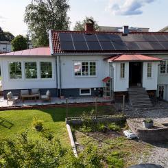 Familjen Sjöstedts villa har utrustats med 28 solpaneler och 3 batterier för smart batterilagring hemma. Genom att kombinera solceller för villa med modern energilagring kan familjen producera sin egen el, använda överskottet när solen inte skiner och sänka sina elkostnader. En investering i solceller och batterilagring som ger långsiktig trygghet och självförsörjning.  Av: Anna-Karin Jeppsson
Upphovsrätt: Nordic Solar