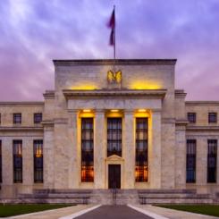 Federal Reserve, även kallad Fed, är USA:s centralbank. Feds främsta uppgift är att bedriva penningpolitik som bidrar till att hålla den amerikanska ekonomin stabil. Att hålla sig uppdaterad om Feds policyförändringar kan hjälpa dig att förstå marknadsrörelser och fatta kloka ekonomiska beslut. Foto: Wikipedia Common LIC. Kredit: Federal Reserve