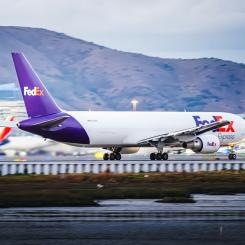 FedEx Boeing 767F lyfter från bana 1R på San Francisco International Airport. Foto: Hieu/Unsplash