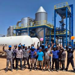 HyIrons team i Oshivela firar den första produktionen av grön vätgas i Namibia. Dena första gröna vätgasanläggning producerar nu i Afrika söder om Sahara, vid HyIrons projekt Oshivela. Produktionen sker med hjälp av elektrolysörer med en sammanlagd kapacitet på tolv megawatt, levererade av kinesiska Peric. Foto: Hylron