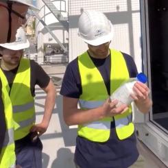 Ineratecs medarbetare granskar anläggningens första produktion av "FT-Crude".
Foto: Ineratec