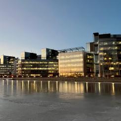 Fortums huvudkontor i Esbo, Finland. Fortum överväger att köpa tillbaka svensk kärnkraft från Uniper. Foto: Wikipedia Common, kredit: Wikimaatikko