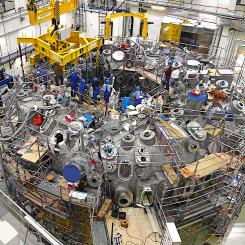 I slutet av år 2011 installerades den femte och sista modulen i fusionsanläggningen Wendelstein 7-X. Därmed nådde det tyska stellaratorprojektet en viktig milstolpe i uppbyggnaden av experimentreaktorn. Uppgiften genomfördes av forskare och tekniker vid Max Planck-institutet för plasmaphysik. Installationen markerade slutförandet av reaktorens grundstruktur, som består av fem identiska moduler. Foto: Wikipedia Common Lic- Max-Planck-Institut für Plasmaphysik, Fotograf: Tino Schulz – Avdelningen för press och kommunikation, Max-Planck-Institutet