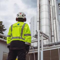 Danmark har redan tagit flera steg i denna riktning. I dag driver sex anläggningar i landet biogasuppgradering med hjälp av PuregasCA-teknik från Gas Solutions. Ytterligare två anläggningar är beställda, med en sammanlagd kapacitet att uppgradera 9 000 normalkubikmeter rå biogas i timmen. Dessa projekt illustrerar hur biogas kan integreras i en bredare strategi för förnybar energiproduktion. Foto: Wärtsilä
