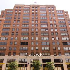 Googles kontorsbyggnad i New York rymmer företagets största annonsförsäljningsteam. Ett fotografi av fasaden mot Ninth Avenue på 111 Eighth Avenue i Chelseadistriktet på Manhattan. Bilden visar Googles nyligen tillagda företagslogotyp – företaget är nuvarande ägare och största hyresgäst i byggnaden vid tiden då fotografiet togs. Foto: Wikipedia Common. Kredit: Scott Roy Atwood –