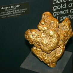 "Mojave Nugget" – Kaliforniens största guldklimp. Mojave Nugget är en guldklimp som väger 156 uns. Den hittades i Stringer-distriktet, Kern County, Kalifornien. Foto: Wikipedia Commons, kredit: Reno Chris