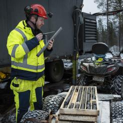 Geolog Alexander Coope vid prospekteringsborrigg utanför Gällivare. Foto: Hans Berggren/LKAB