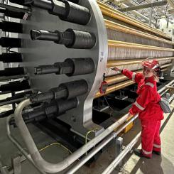 Den kinesiska elektrolystillverkaren Longi Hydrogen, en av de ledande aktörerna i landet, har gått in med cirka 6,2 miljoner dollar i den norska konkurrenten HydrogenPro. Investeringen innebär att de två bolagen nu inleder ett strategiskt partnerskap, meddelade HydrogenPro. Utöver Longis investering har HydrogenPro säkrat ytterligare 6 miljoner dollar i kapital från befintliga ägare – den österrikiska teknikgruppen Andritz och japanska Mitsubishi Heavy Industries. Bilden visar en anställd hos HydrogenPro genomför ett eltest på ett av företagets högtrycksalkaliska elektrolyssystem.
Foto: HydrogenPro