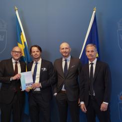 Johan Britz (Minister), Balder Hagert (Head of Projects, KNXT), John Ahlberg (CSO, KNXT), Karl Thedéen (CEO Studsvik) Foto: Knxt