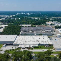 IP Capital Partners avyttrade nyligen en lagerbyggnad i Jacksonville, USA till Easton & Associates som köper denna industrifastighet från 1956. Investeringsbolaget IP Capital Partners har sålt en lagerfastighet på cirka 19 200 kvadratmeter för 8,5 miljoner dollar. Fastigheten är klassad för lätt industriell användning. Affären gäller en industribyggnad belägen på adressen 540 Beautyrest Avenue i Jacksonville. Köpet genomfördes av Collin Easton, delägare i Easton & Associates, medan Josh Procacci, investeringschef på IP Capital Partners, representerade säljaren. Försäljningen rapporterades av CoStar Research den 15 juli 2025. Foto: CoStar Research