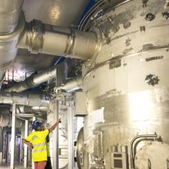 Lahcène Benkheira och Adrien Forgeas från Assembly & Commissioning Support Division inspekterar anslutningarna mellan hjälpbokslådorna och kryoledningarna inne i Tokamak-byggnaden.
Foto: ITER