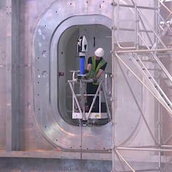 Laserstyrd metrologi och två synkroniserade kranar styrde installationen av Sector Module #5, den första europeiska vakuumkärlsmodulen som placerats i ITER:s reaktorbygge. Foto: ITER