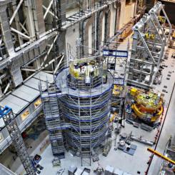 Fem av sex moduler i ITER:s centrala solenoid har installerats. Foto: ITER:s organisation