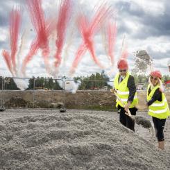 Under spadtagseventet deltog Västmanlands landshövding Johan Sterte, grannar från Finnslätten, kunder och leverantörer bland annat. Foto: Jonas Billberg