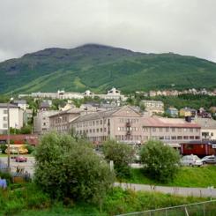 Vy över Narviks centrum. Bolaget Narvik Kjernekraft AS ska nu inleda planeringen av en konsekvensutredning för att pröva möjligheten att bygga en SMR-anläggning i regionen. Foto: Wikipedia Common, kredit: Vinterfrid