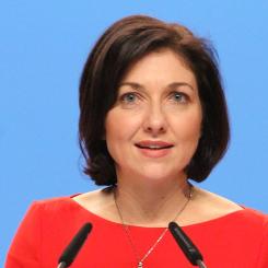 Reiche betonade i sitt tal att hon tar över uppdraget med stor respekt och beskrev Tysklands ekonomiska läge som “mycket utmanande”. Hon menade att landets ekonomi befinner sig i en bred transformation, samtidigt som höga kostnader för energi, arbete och administration hämmar konkurrenskraften. Foto: Wikipedia Common Lic, kredit: Olaf Kosinsky.