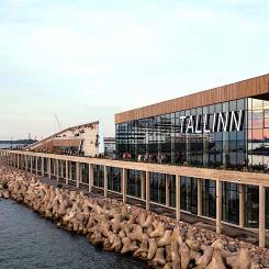 Tallinns nya kryssningsterminal med skal av kebony. Projektets stora omfattning gör att terminalen kan användas för evenemang, såsom konserter och konferenser, med plats för upp till 2 000 personer. Bild: Salto Architects