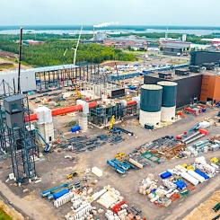 I Karleby tas nu de första delarna av kemikaliefabriken i drift. Laboratoriedelen är redan överlämnad till Keliber, och ytterligare delar av anläggningen blir klara under sommaren. Foto: Keliber