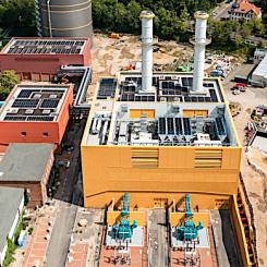 Kraftverket Leipzig Süd är enligt Stadtwerke det kraftvärmeverk med lägst kväveoxidutsläpp i Tyskland. Målet är att staden ska ha en koldioxidneutral energiproduktion senast 2038. En viktig pusselbit är det nya kraftverket – tillsammans med vad som blir landets största solvärmeanläggning, som just nu byggs i närheten. Foto: Stadtwerke Leipzig