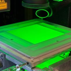 Närbild av ett laserbearbetat finmaskigt silnät för solcellstillverkning, strukturerat med mikrometerprecision. Källa: Fraunhofer ISE / Projekt »Laser2Screen« / Foto: Andreas Lorenz