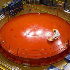 Säkerheten vid ett kärnkraftverk bygger på noggrant utvalda projekteringsgrunder, avancerad planering, förstklassiga komponenter samt kompetent drift- och underhållspersonal. Interiör i Lovisas kärnkraftverk i södra Finland. Foto: Fortum