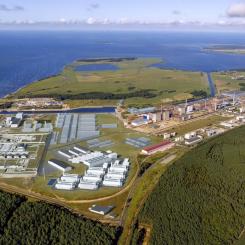 Den tyska kapitalförvaltaren KGAL och utvecklingsbolaget PtX Development har köpt en majoritetsandel i ett planerat vätgasprojekt i Lubmin i nordöstra Tyskland. Projektet utvecklas av det franska bolaget Lhyfe och omfattar en kapacitet på 800 megawatt. Anläggningen, som lanserades 2023, är tänkt att tas i drift 2029. Affären innebär att KGAL och PtX stärker sin närvaro i området, där de redan har betydande investeringar.
Projektet i Lubmin är planerat på mark som tidigare tillhörde ett kärnkraftverk. Området har på senare tid blivit en central punkt för flera energiprojekt, däribland satsningar på vätgasproduktion. Bild: KGAL