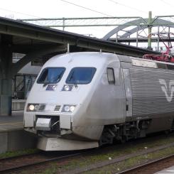 "Lutande tåget" X 2000-tåg vid Lunds centralstation i Lund. Foto. Wikipedia Commons. Datum: 3 april 2008, Källa: Självfotograferad av Hofres