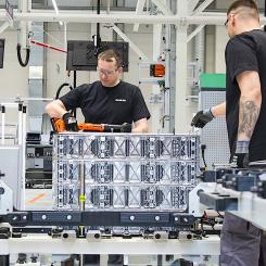 Varje batteripaket genomgår 23 testprogram, där cirka 400 parametrar dokumenteras. Informationen lagras individuellt för varje enhet, vilket gör att produktionen kan spåras även efter 15 år. Foto: MAN