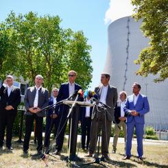 Tyska kristdemokraterna, CDU:s ordförande och kanslerkandidat Friedrich Merz, till vänster om mikrofonerna med solglasögon, besöker nedlagda kärnkraftsverket Isar. Merz uttalar sig: - Vi har idag besökt ett av världens modernaste kärnkraftverk. En fortsatt drift vore möjligt personalmässigt, juridiskt och tekniskt. Nu måste den federala regeringen snabbt fatta beslut för att säkerställa Tysklands energiförsörjning. Foto: Friedrich Merz´s Facebook.