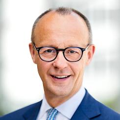 Merz, 69 år, har en lång politisk karriär bakom sig och har tidigare varit ledare för CDU:s parlamentsgrupp samt arbetat inom finanssektorn. Hans återkomst till politiken har präglats av löften om att modernisera Tysklands ekonomi och försvar, samt att stärka landets position på den internationella arenan. Foto: Tysklands Parlament, Bundestag