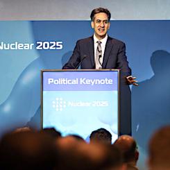 Ed Miliband talar på Nuclear 2025 i London. Bild: DESNZ